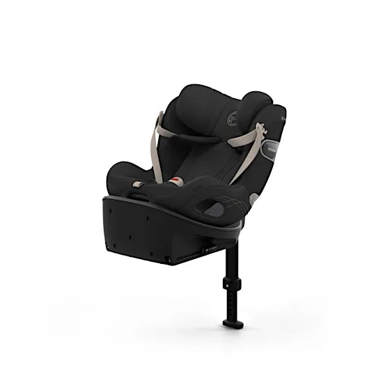 CYBEX Sirona Si car seat with magnetic belt holders keeping the harness open for easy boarding